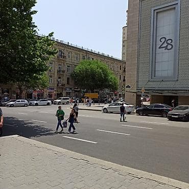 Mənzillər: Mərkəzdə, “28” ticarət mərkəzi və piyada səkilərinə yaxın ərazidə — 1