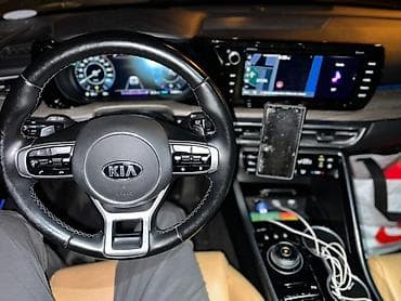 Nəqliyyat: Kia K5 – müasir sedan Xarici: - Gümüş rəngli kuzov, idman üslubunda — 2