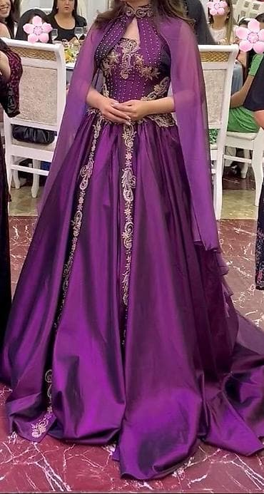 qizil sat: Qol hissesi ipli korseli, uzerinde pelerini var her iki sekilde cox — 2