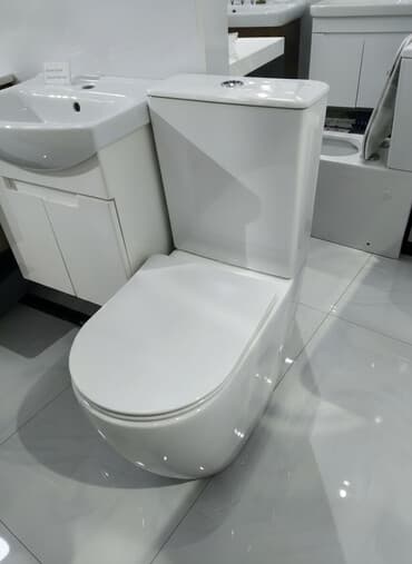 Ağ rəngli, düzbucaqlı formalı unitaz. İki hissədən ibarətdir: su çəni