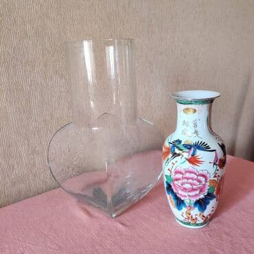 ваза красная: Çin güldani. Xalis farfor. 

Натуральная ваза ручной работы. Фарфор — 3