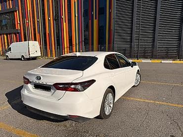 Toyota Camry: 2.5 l | 2021 il Sedan — 4
