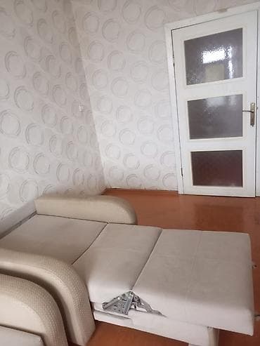 divan carpayı: Ağ rəngdə 2 nəfərlik yataq otağı dəsti, açılıb-bağlanan bazalı divan — 3