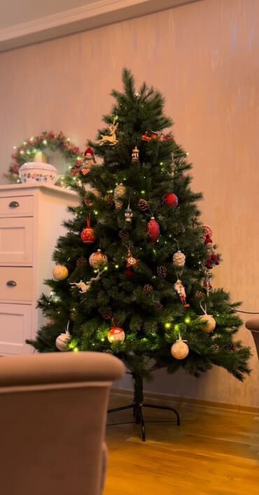 Məhsul: Yeni il şam ağacı – bəzədilmiş 1 dəfə işlənib, əla
