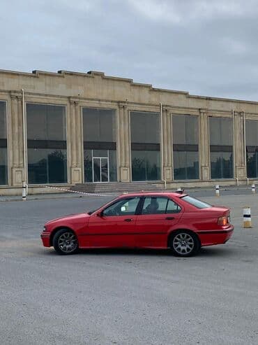 фольксваген пассат 1 8 турбо: Qırmızı rəngli sedan avtomobil Xüsusiyyətlər: - Korpus: 4 qapılı — 3