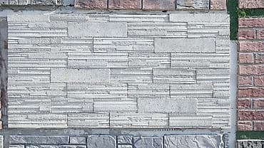 Ağ-qırıq tonlarda dekorativ divar üzlüyü (fasad/inteyer daş panelləri)