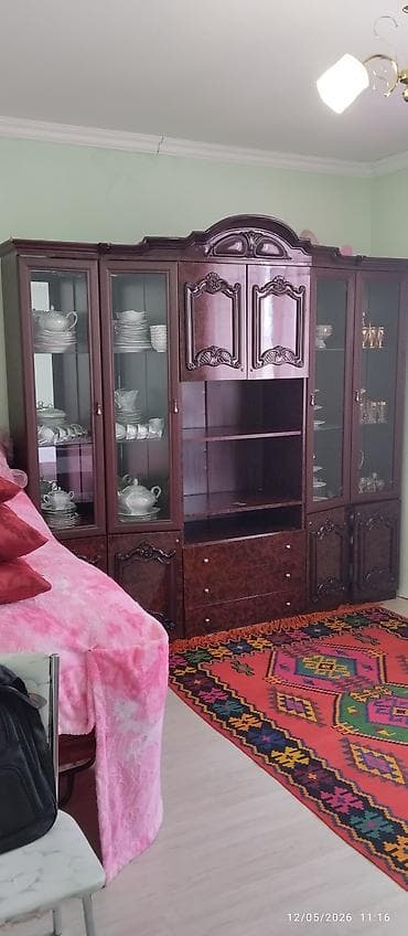 Klassik üslubda iri qonaq otağı vitrin-divan - Material: tünd qəhvəyi