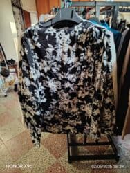 Dəstlər, kostyumlar: Zərif detalla qadın geyimləri dəsti - Qara trikotaj sviter: dairəvi — 2