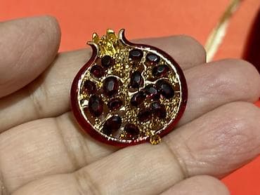 gizil sirga: Nar temalı zərgərlik dəsti - Tərkib: 1 ədəd nar formalı brosa və 1 — 6