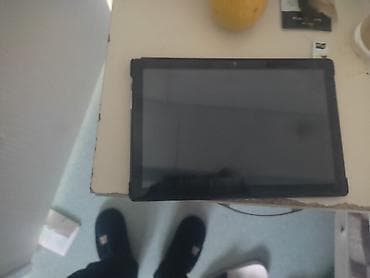 Planşet + klaviatura dəsti - Ekran: təxminən 10 düym, geniş çərçivəli