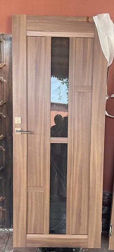 Mənzil üçün qapı. 3 yataq otağı, 1 mətbəx qapısı. Eni 94sm, uzunluğu 2 — 2