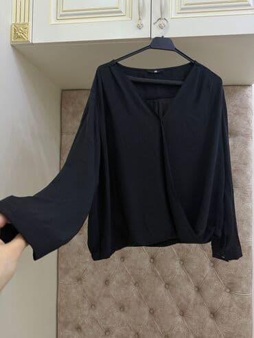 H&M qadın bluzası – qara rəng - Model: sərbəst kəsim, ön hissədə