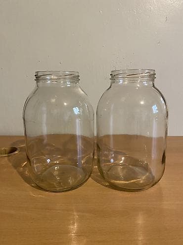 Çoxlu sayda ag rengde ( boz deyil ) 1lt(rezba deyil), 750 qr tomat