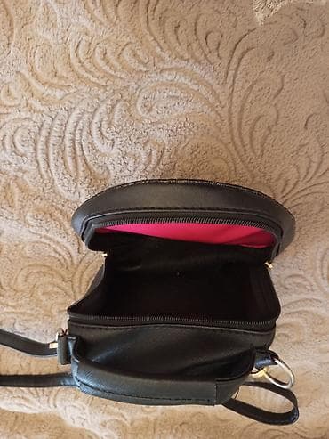 pudel satilir 2020: Dairəvi formalı çiyin çantası. Ön hissədə “Victoria Beckham” yazılı — 2