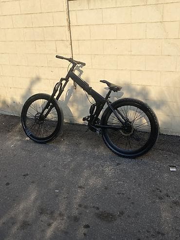 Elektrik dağ velosipedi – mat qara rəng, iri 27.5–29" təkərlər və