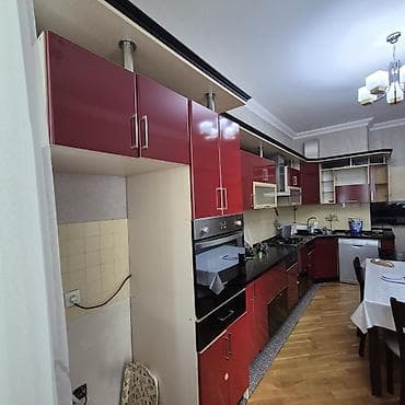 Mətbəx mebeli: Mətbəx mebeli dəsti – qırmızı parlaq fasadlar və açıq rəng korpus - — 1