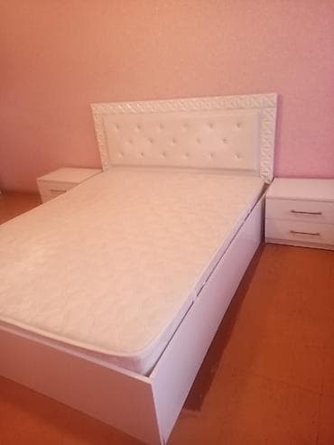 Ağ rəngdə 2 nəfərlik yataq otağı dəsti, açılıb-bağlanan bazalı divan