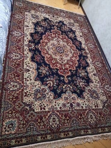 ziynət əşyaları: Herat xalça klassik. Almaniya istehsalı, 3m×2m ölçüdə. Yalnız divarda — 10