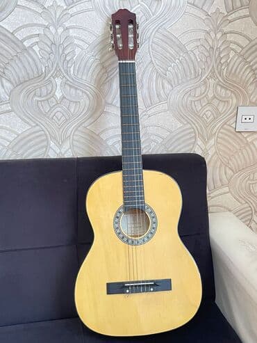 gitara almaq: 6 il once alinib ve 3 defe hec toxunulmuyub qalib evde yaxsi — 1