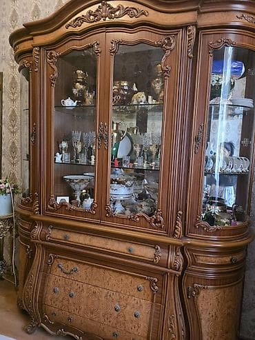 Klassik üslubda, oyma naxışlı, vitrinli bufet-dolap dəsti. -