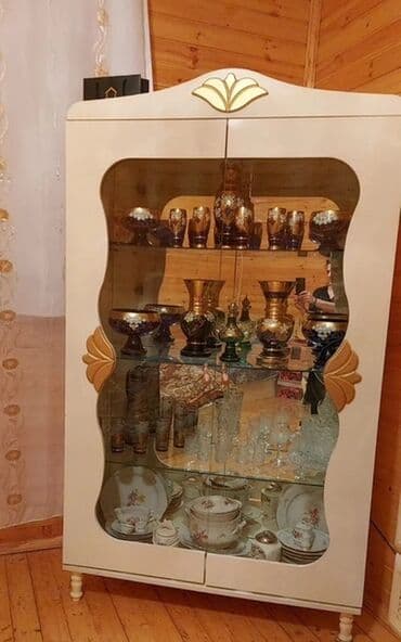 divar rəf: Şüşəli dolab vitrini — 1