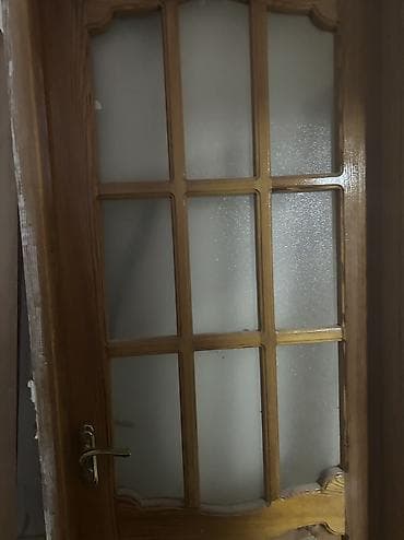 ikinci el qapı: İşlənmiş taxta qapı satılır. Şüşəli modeldir, şüşələri bütövdür. Qapı — 3