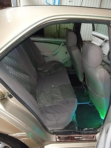 nomre altligi: Mercedes-Benz C 200 (W202) sedan - Kuzov: sedan, qızılı/bej rəng - — 2