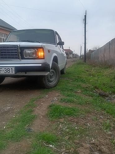 VAZ 2107, ağ rəng, 4 qapılı sedan. Xüsusiyyətlər: - Mexaniki sürətlər