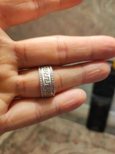 bujuteriya: Salam. Təmiz gümüşdü. Demey olarki istifadə olunmayıb. ölçüsi texmini — 2