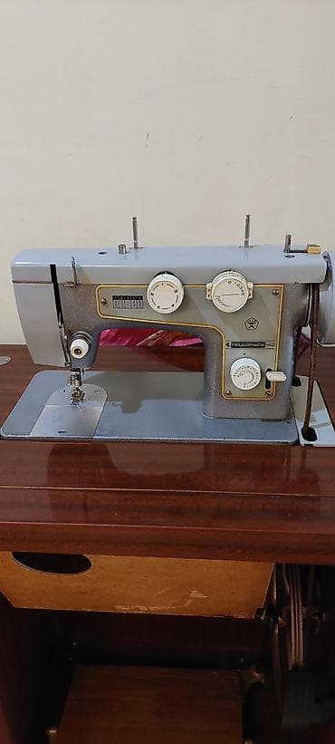 Tikiş maşini.sovetdən qalma.işlək vəziyyətdə.ünvan.H,aslanov.m
