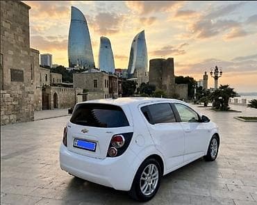 moto bot: Chevrolet Aveo (hatchback), ağ rəng - Kuzov: 5 qapılı hatchback - — 3
