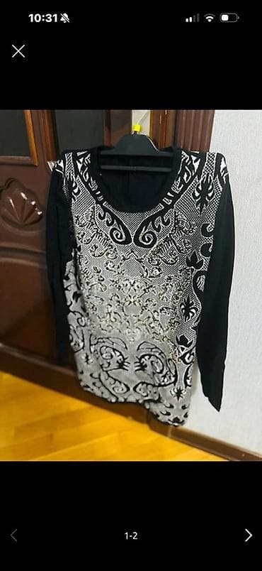 Qara rəngli, uzunqol qadın paltarı. - Ön hissəsi kontrastlı ağ-qara