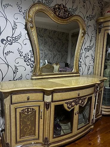 Klassik üslubda bufet-konsol və böyük dekorativ güzgü dəsti. -