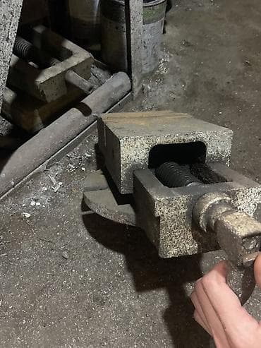 mengene: Ağır tip dəzgah üçün fırlanan qısqac (sürgülü mengene) - Material — 2