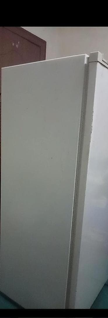 Audio: Ağ rəngli bir qapılı soyuducu. Xüsusiyyətlər: - Yuxarıda dondurucu — 1