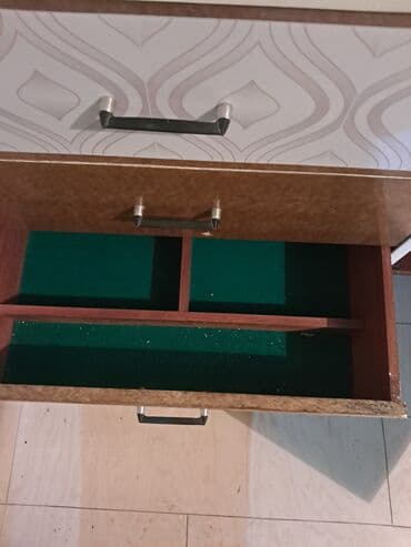 Rəflər, etajerkalar: Retro bufet/vitrin şkaf Metalkənarlı tutacaqlar, konus formalı taxta — 4