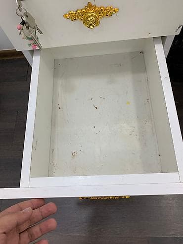 lak pol: İşlənmiş, Makiyaj üçün masa, Güzgülü — 2