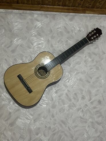 CD, DVD disklər və kassetlər: Klassik akustik gitar - Korpus: parlaq açıq rəngli ağac üstlük, tünd — 1