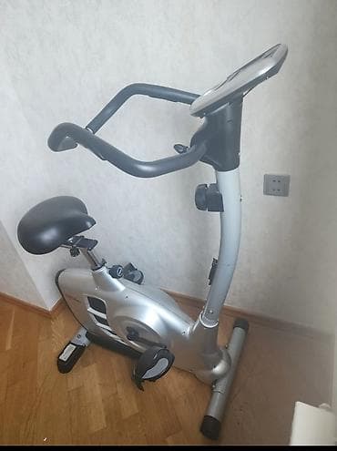 Evdə məşq üçün nəzərdə tutulmuş sabit velotrenajor. Bu cihaz aerobik