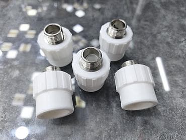 su cayniki: PPR boru üçün metal keçid muftaları (plastik–metal birləşdirici). - — 1