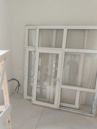 plastik pəncərə şəbəkə: Ağ rəngdə plastik pəncərə. Bu pəncərə, müxtəlif layihələrdə istifadə — 20