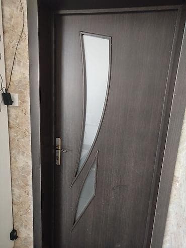 ev pencereleri: Qapı – daxili otaq qapısı - Material: tünd rəngli MDF/laminat örtüklü — 2