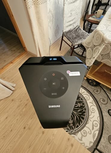 Samsung partı spikeri (Bluetooth DJ audio sistemi) üstündə planşet