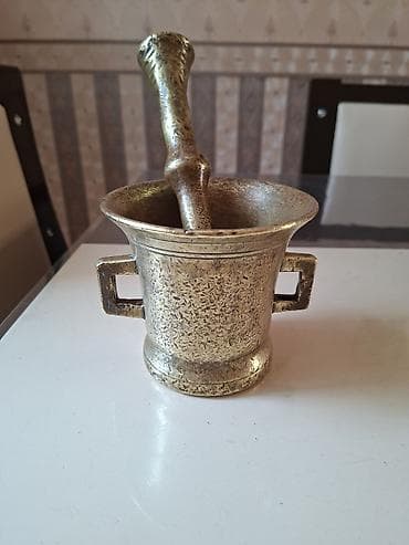 Antik bürünc həvəngdəstə satılır. Təxminən 100 ildən çox yaşı var. Tam