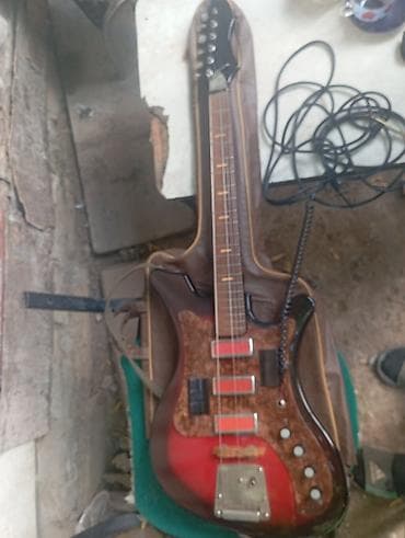 gitara tornado: Elektrik gitara – vintage üslublu, 1960–70-lar dizaynına bənzər korpus — 2