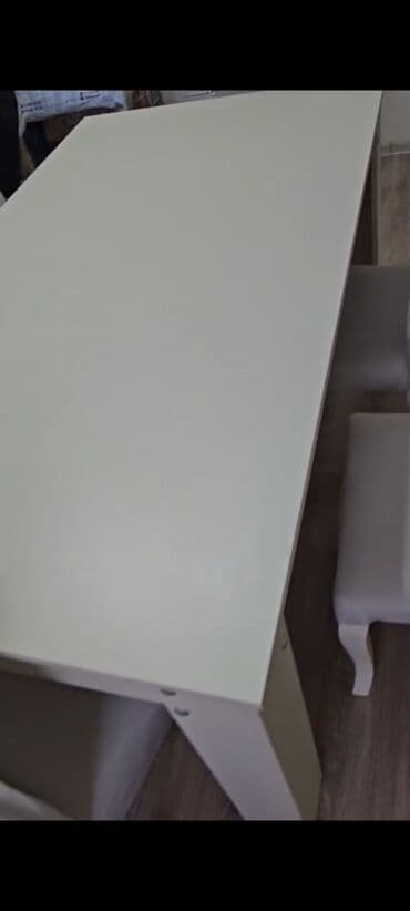 Taburetlər: Stol, 6 stul 200 AZN satılır Köç səbəbindən cox TƏCİLİ satılır 1-il — 8