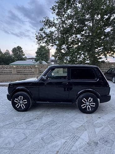 LADA Niva 4x4, qara rəng - Ban növü: 3 qapılı SUV - Tam ötürücü 4x4 - — 4