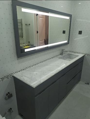 daş kubik: Hamam üçün mərmər üstlü lavabo dolabları və işıqlı güzgülər - Dizayn — 2