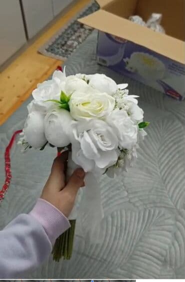 toy ucun paltar modelleri: Zərif gəlin buketi – krem-ağ və solğun çəhrayı tonlarda — 3