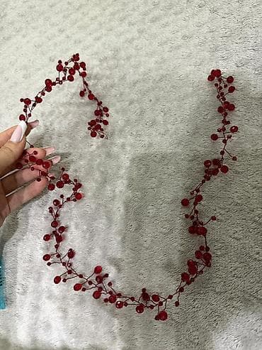 Qırmızı bəzəkli saç aksesuarı – tel üzərində kristal şüşə muncuqlar -